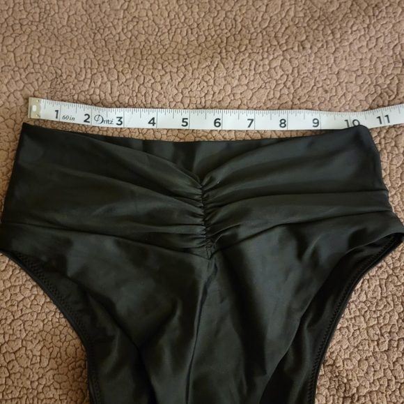 Black bottom - Picture 3 of 4